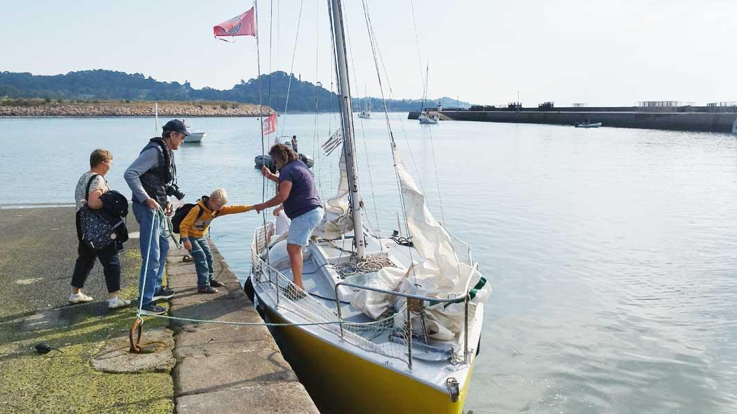 Petit-fils et grand-mère embarquent sur le Mousquetaire