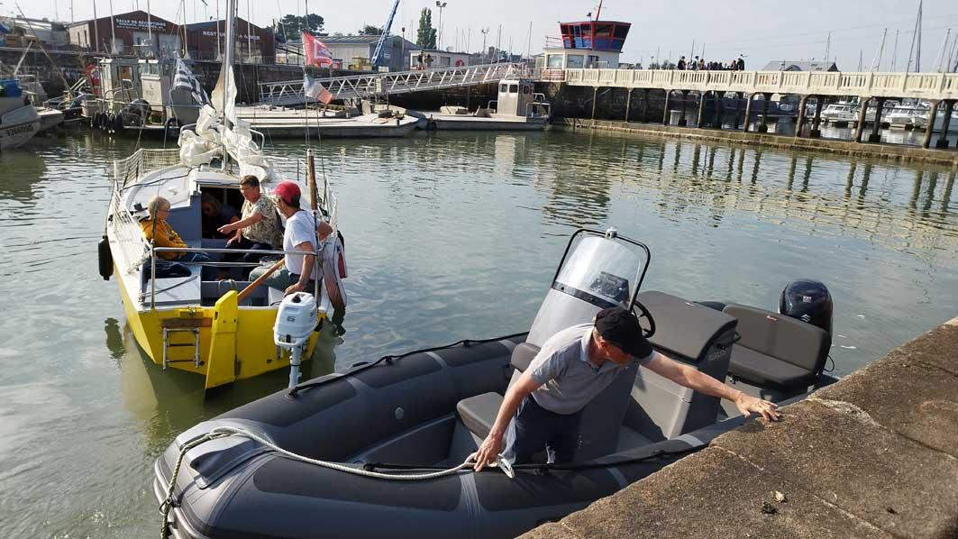 Le zodiac de Pierre se place sur la jetée pour les prochains passagers