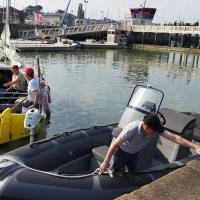 Le zodiac de Pierre se place sur la jetée pour les prochains passagers